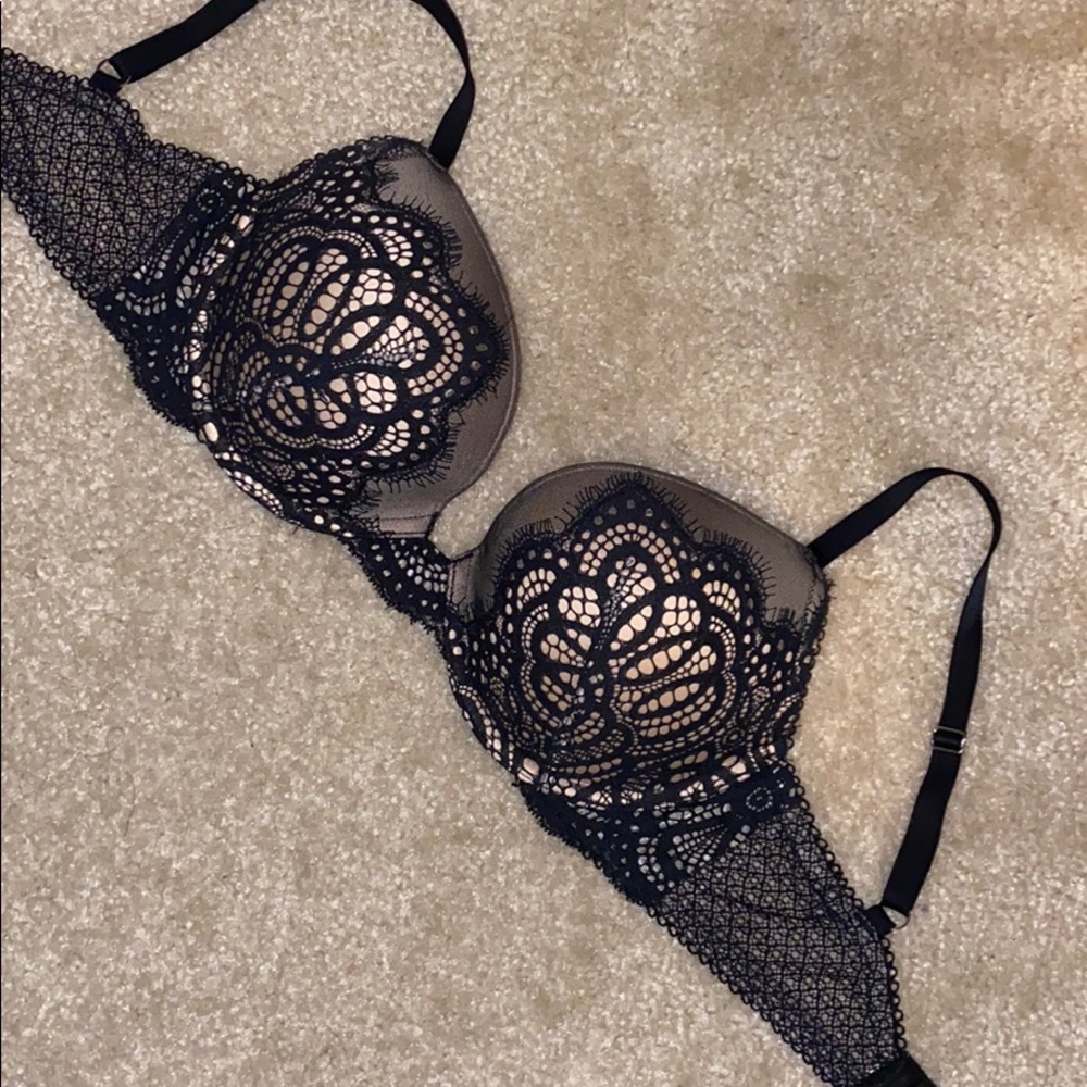 Sexy Victoria Secret Lace Bra NWOT 32DD Never worn